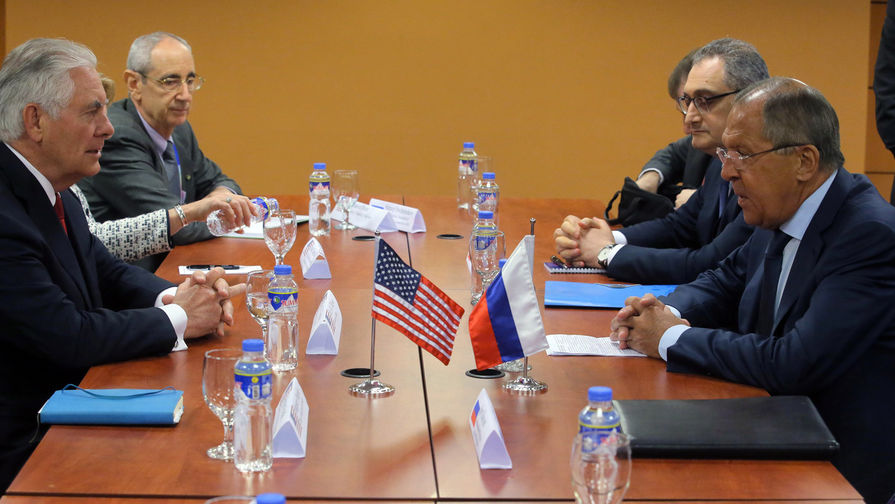 Министр иностранных дел РФ Сергей Лавров (справа) и государственный секретарь США Рекс Тиллерсон (слева) во время встречи на полях АСЕАН в Маниле, 6 августа 2017 года