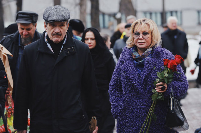 Актеры Александр Павлов и Ольга Богданова перед началом церемонии прощания с актером Сергеем Юрским у Театра имени Моссовета, 11 февраля 2019 года