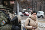Российские миротворцы и горожане на одной из улиц Алма-Аты, 11 января 2022 года