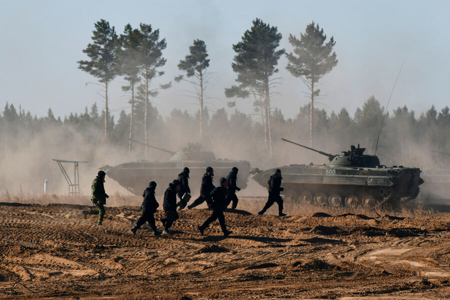 Военнослужащие из числа мобилизованных на занятиях по военной подготовке на полигоне Восточного военного округа в Забайкальском крае