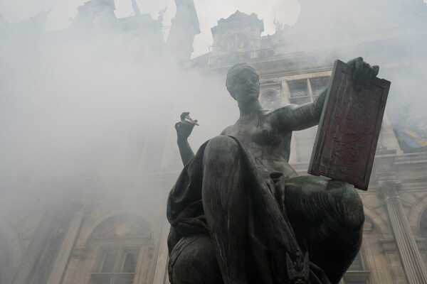 Статуя в&nbsp;дыму от факелов во время протеста демонстрантов у&nbsp;парижской ратуши, 14&nbsp;апреля 2023&nbsp;года