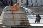 Защитники прав животных облили краской Львиный фонтан на площади Пьяцца-дель-Пополо в Риме, Италия, 1 февраля 2024 года 