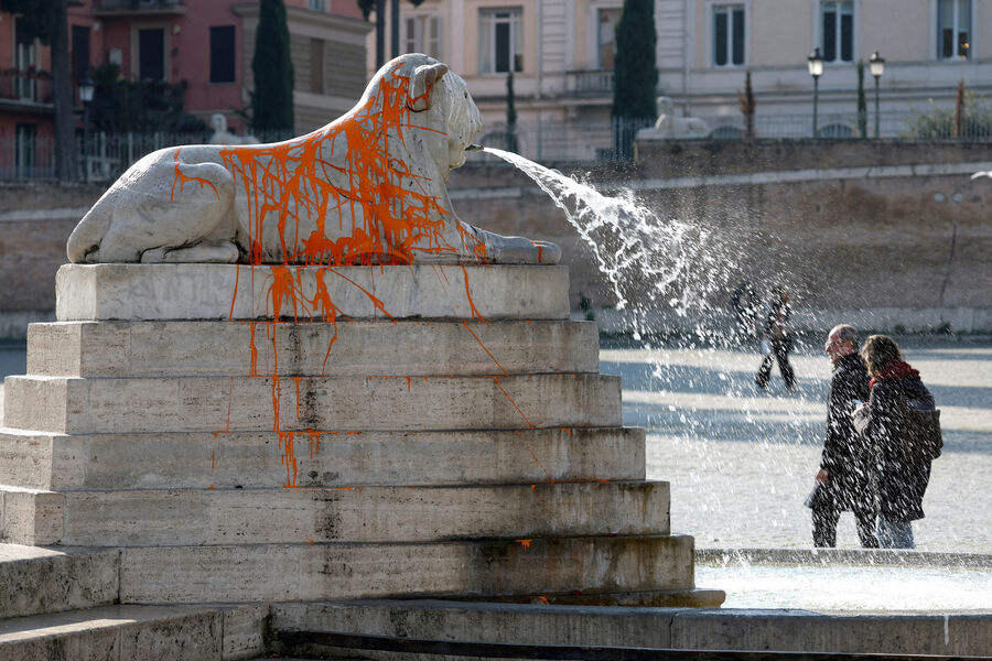 Защитники прав животных облили краской Львиный фонтан на&nbsp;площади Пьяцца-дель-Пополо в&nbsp;Риме, Италия, 1&nbsp;февраля 2024&nbsp;года 