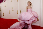 Певица <b>Ариана Гранде</b> не побоялась надоевшего за прошлый год розового цвета — и появилась на «Оскаре» в пышном зефирном наряде Giambattista Valli из коллекции Haute-couture. Платье сопровождали украшения Tiffany & Co