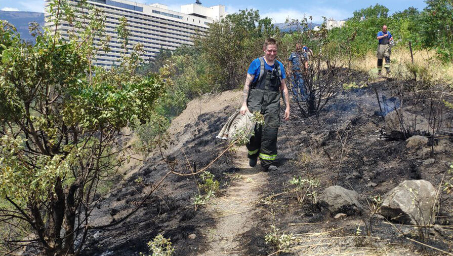 У отеля "Ялта-Интурист" в Крыму произошел пожар
