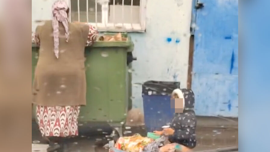 В Омске засняли ребенка, которому женщина давала еду из мусорных баков