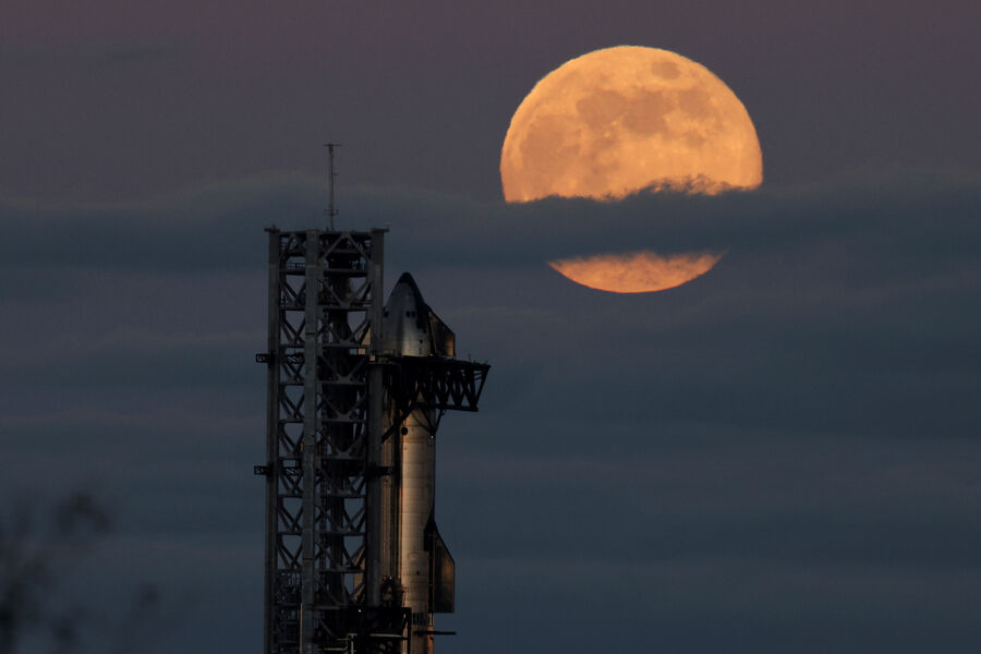 Космический корабль нового поколения Starship компании SpaceX готовится к&nbsp;запуску с&nbsp;космодрома Бока-Чика в&nbsp;Браунсвилле на&nbsp;фоне Бобровой луны &mdash; последнего суперлуния в&nbsp;году, 15&nbsp;ноября 2024&nbsp;года