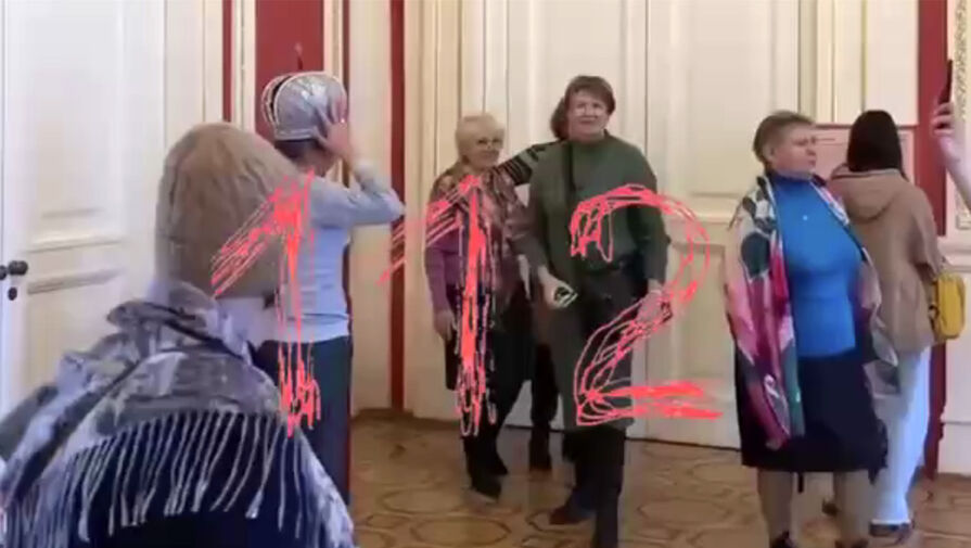 В музее Петербурга шальная императрица примеряла корону и попала на видео