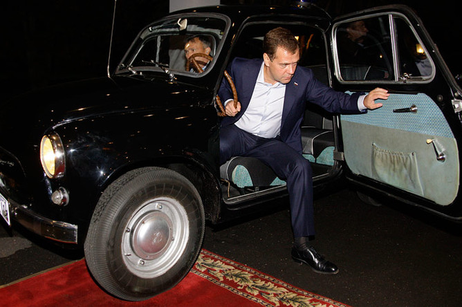 Весной 2011 года Дмитрий Медведев назвал техосмотр «никчемной бумажкой»