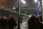 Испуганные афиняне и туристы пытаются укрыться от газа и «коктейлей Молотова», которые швыряют в полицию демонстранты, в лобби отелей. Люди в панике мечутся по улицам, пытаясь не пострадать в столкновениях, добавляет Reuters.