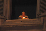 Папа Бенедикт XVI зажигает свечу в окне своей резиденции, чтобы отпраздновать открытие вертепа на площади святого Петра в Ватикане