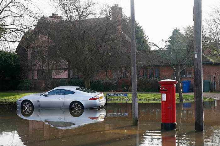 Затопленная улица в&nbsp;городке Рейсбери на&nbsp;юге Англии