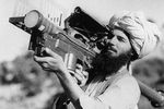  Афганистан. Провинция Кангархар. Моджахед со «Стингером» во время боевых действий против правительственных войск. 1988 год