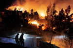Пожарные борются с огнем в чилийском городе Вальпараисо