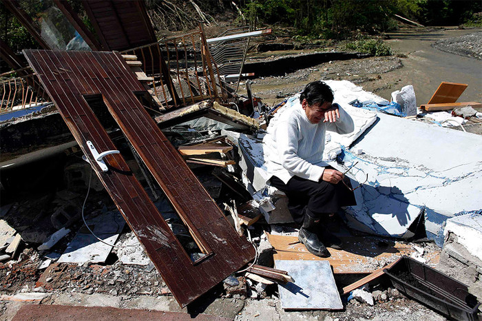 Женщина плачет у&nbsp;разрушенного в&nbsp;результате наводнения дома в&nbsp;сербской деревне Крупань на&nbsp;западе от Белграда