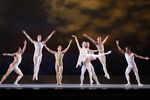 Сцена из одноактного балета «Рапсодия», представленного Королевским балетом Ковент-Гарден на сцене Большого театра