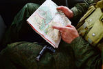 Командир батальона «Призрак» народного ополчения Луганска Алексей Мозговой изучает карту Луганской области