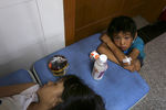 Мальчик плачет рядом со своей сестрой в больнице
