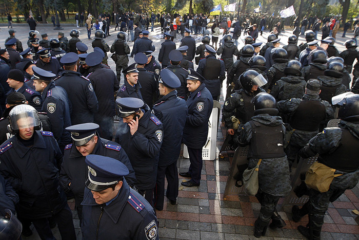Полицейские и бойцы спецподразделений у здания Верховной рады Украины