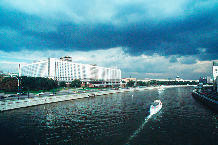 Вид на гостиницу &laquo;Россия&raquo; со стороны Москвы-реки