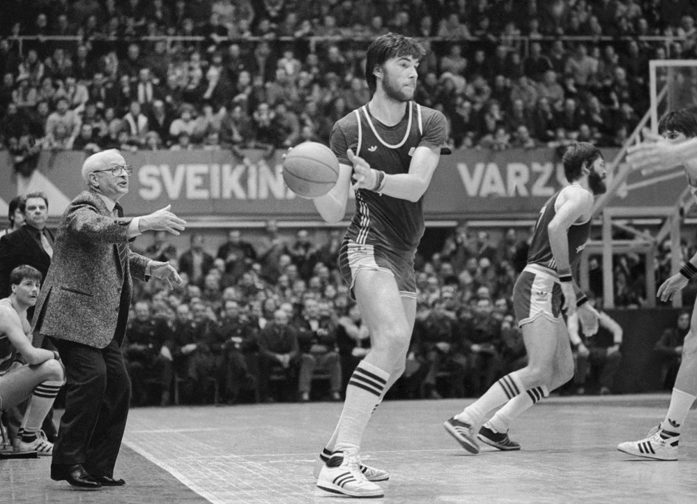 1985 год. Арвидас Сабонис, выступающий за каунасский «Жальгирис», атакует кольцо ЦСКА