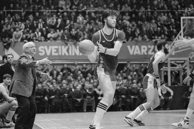 1985 год. Арвидас Сабонис, выступающий за каунасский «Жальгирис», атакует кольцо ЦСКА