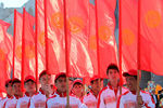 Участники театрализованного представления «Парад наследников Победы», которое прошло на центральной площади Бишкека