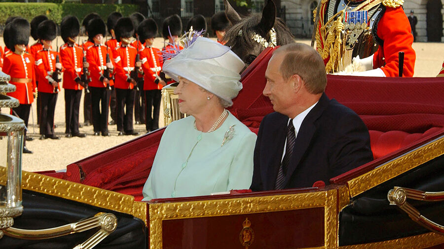 Елизавета II и Владимир Путин во время визита президента России в Великобританию в 2003 году