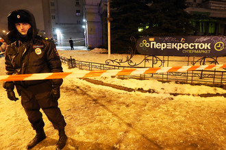 У супермаркета «Перекресток» на площади Калинина в Санкт-Петербурге, где произошел взрыв, 27 декабря 2017 года