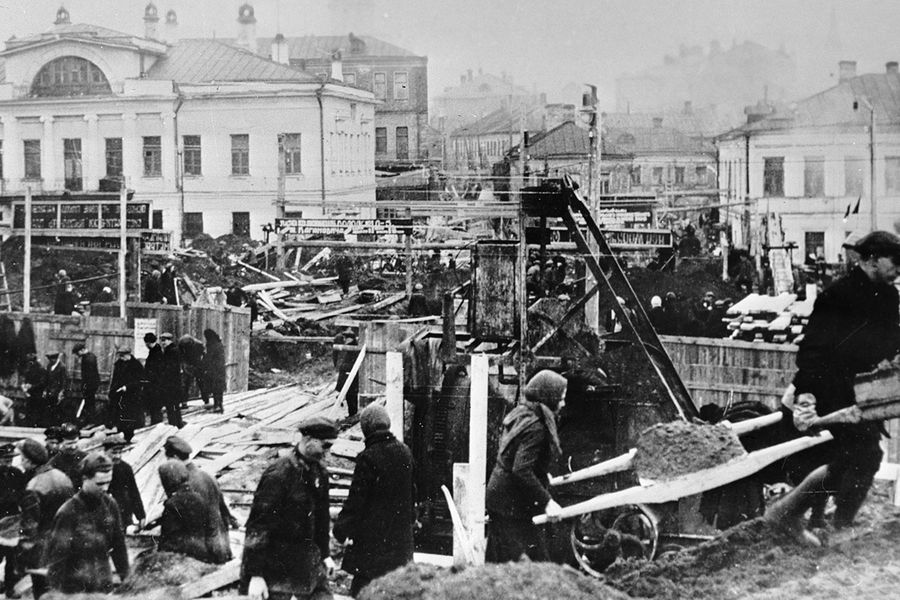 Рабочие лесопильного завода №1 имени Ильича трудятся на&nbsp;субботнике по&nbsp;строительству метро в&nbsp;районе Волхонки, 1936 год