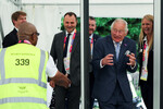 Принц Чарльз проходит через металлоискатель во время визита в Атлетическую деревню Бирмингемского университета во время Игр Содружества в Бирмингеме, Великобритания, 28 июля 2022 года