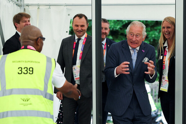 Принц Чарльз проходит через&nbsp;металлоискатель во время визита в&nbsp;Атлетическую деревню Бирмингемского университета во время Игр Содружества в&nbsp;Бирмингеме, Великобритания, 28&nbsp;июля 2022&nbsp;года