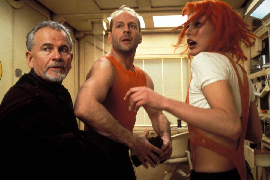 <b>«Пятый элемент» (1997)</b>
<br><br>
Действие легендарного фильма Люка Бессона происходит в&nbsp;XXIII веке. Брюс Уиллис сыграл таксиста Корбена Далласа, на&nbsp;которого по&nbsp;чистой случайности падает прекрасная девушка, говорящая на&nbsp;непонятном языке &mdash; вся перепоясанная каким-то лентами (костюмы создавал Жан-Поль Готье). Это Лилу &mdash; и ей необходимо пообщаться со священником Корнелиусом, которому она расскажет, где нужно забрать четыре элемента для&nbsp;борьбы с&nbsp;Абсолютным злом.
Это лишь начало истории, в&nbsp;которой Корбен Даллас и Лилу попадут на&nbsp;круизный корабль, будут сражаться со злобным Зоргом и, наконец, спасут мир от гибели.
Люк Бессон изначально хотел взять на&nbsp;роль Корбена Далласа либо Брюса Уиллиса, либо Мэла Гибсона. Однако последний отказался, а первый &mdash; согласился далеко не сразу. После провала двух предыдущих своих картин («Гудзонский ястреб» и «Билли Батгейт») он рисковать не хотел. Тем более что в&nbsp;процессе подготовки к&nbsp;съемкам выяснилось, что бюджет не позволяет взять дорогого Уиллиса. Однако когда Люк Бессон сообщил актеру, что не может себе его позволить, тот пообещал договориться, если ему понравится фильм. Он полностью прочел сценарий &mdash; и согласился.