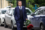 Уполномоченный по защите прав предпринимателей в Санкт-Петербурге Валерий Калугин перед началом церемонии захоронения бывшего министра транспорта РФ Романа Старовойта, которое состоится на Смоленском кладбище в Санкт-Петербурге, 11 июля 2025 года