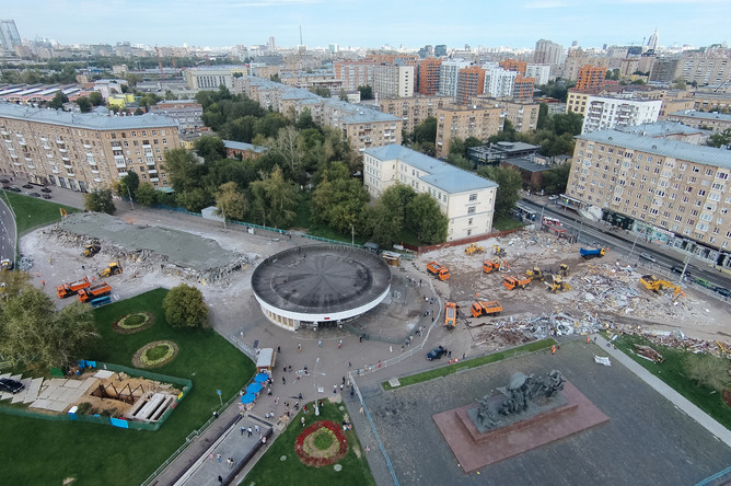 Снос торговых павильонов, признанных объектами самовольного строительства, у станции метро «Улица 1905 года»