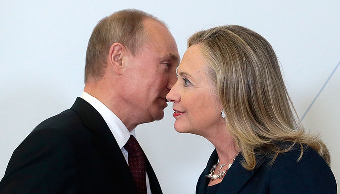Президент России Владимир Путин и госсекретарь США Хиллари Клинтон на саммите АТЭС во Владивостоке...