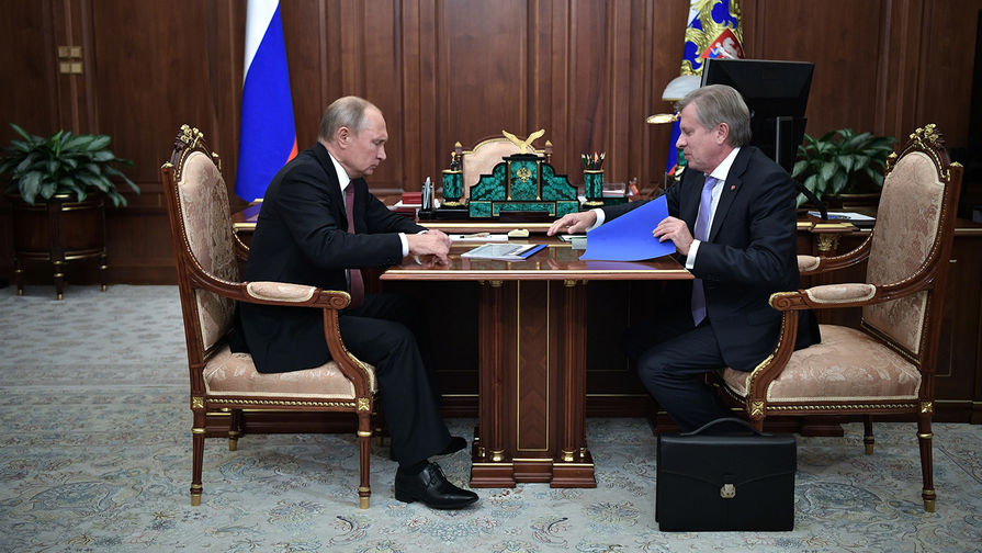 Президент России Путин проводит встречу в Кремле с главой Минтранса Савельевым