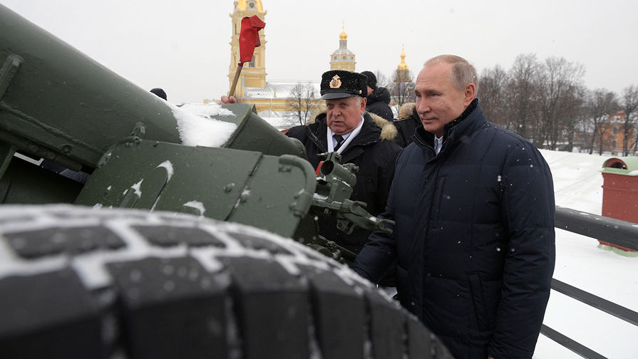 Президент России Владимир Путин производит традиционный полуденный выстрел из пушки во время прогулки по Петропавловской крепости, 7 января 2019 года