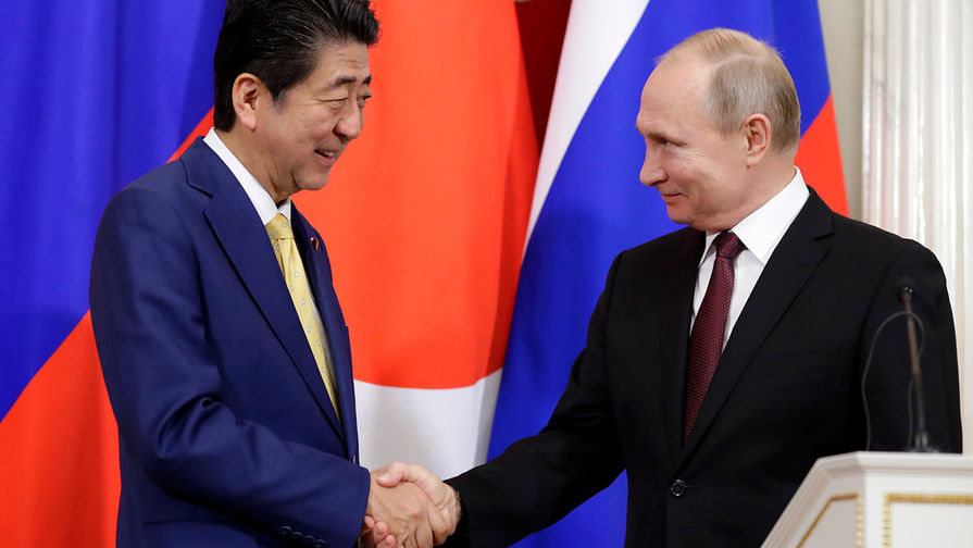 Премьер-министр Японии Синдзо Абэ и президент России Владимир Путин после совместной пресс-конференции по итогам встречи в Кремле, 22 января 2018 года