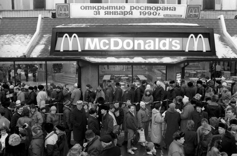 Очередь у входа в первый в Советском Союзе ресторан &laquo;Макдоналдс&raquo; на Пушкинской площади в Москве, 31 января 1990 года