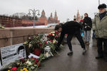Цветы на месте убийства Бориса Немцова на Большом Москворецком мосту в Москве, 24 февраля 2019 года