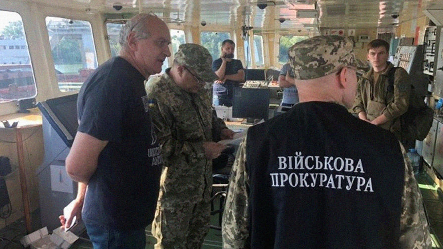 Сотрудники украинских правоохранительных служб на борту российского танкера Nika Spirit (Neyma) в украинском порту Измаил, 25 июля 2019 года