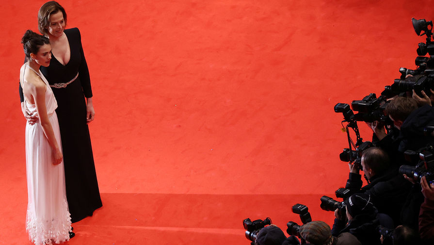 Актрисы Сигурни Уивер и Маргарет Куэлли на красной дорожке Берлинского кинофестиваля, 20 февраля 2020 года