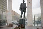 Памятник государственному деятелю, политику Евгению Примакову в сквере напротив здания Министерства иностранных дел РФ в Москве, 2019 год 