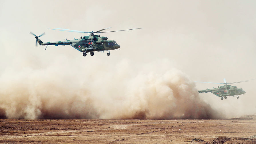 В российском регионе военный вертолет совершил жесткую посадку на лед реки