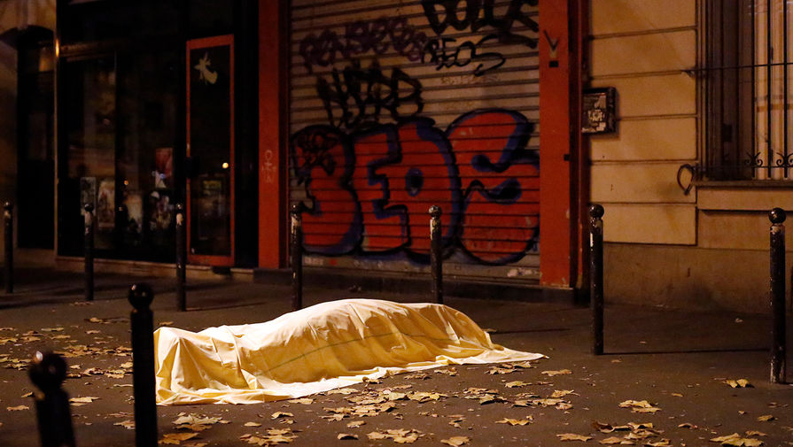 Тело одной из&nbsp;жертв террористической атаки одной из&nbsp;улиц Парижа, 13 ноября 2015 года