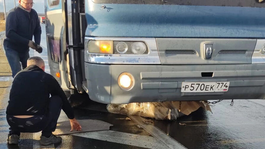 В Свердловской области пассажирский автобус наехал на диван в упаковке на трассе