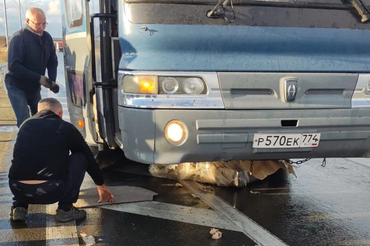 В Свердловской области пассажирский автобус наехал на диван в упаковке на  трассе - Газета.Ru | Новости