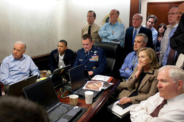 Президент Барак Обама, госсекретарь Хиллари Клинтон и вице-президент Джо Байден наблюдают за&nbsp;спецоперацией по&nbsp;уничтожению Усамы бен Ладена, Белый дом, 2011&nbsp;год