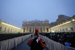 На площади Святого Петра в Ватикане перед панихидой покойного папы Бенедикта XVI, 5 января 2023 года